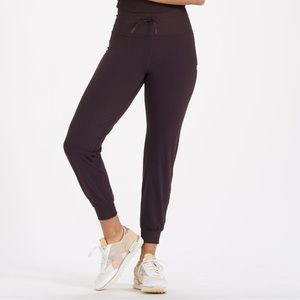 Vuori daily joggers